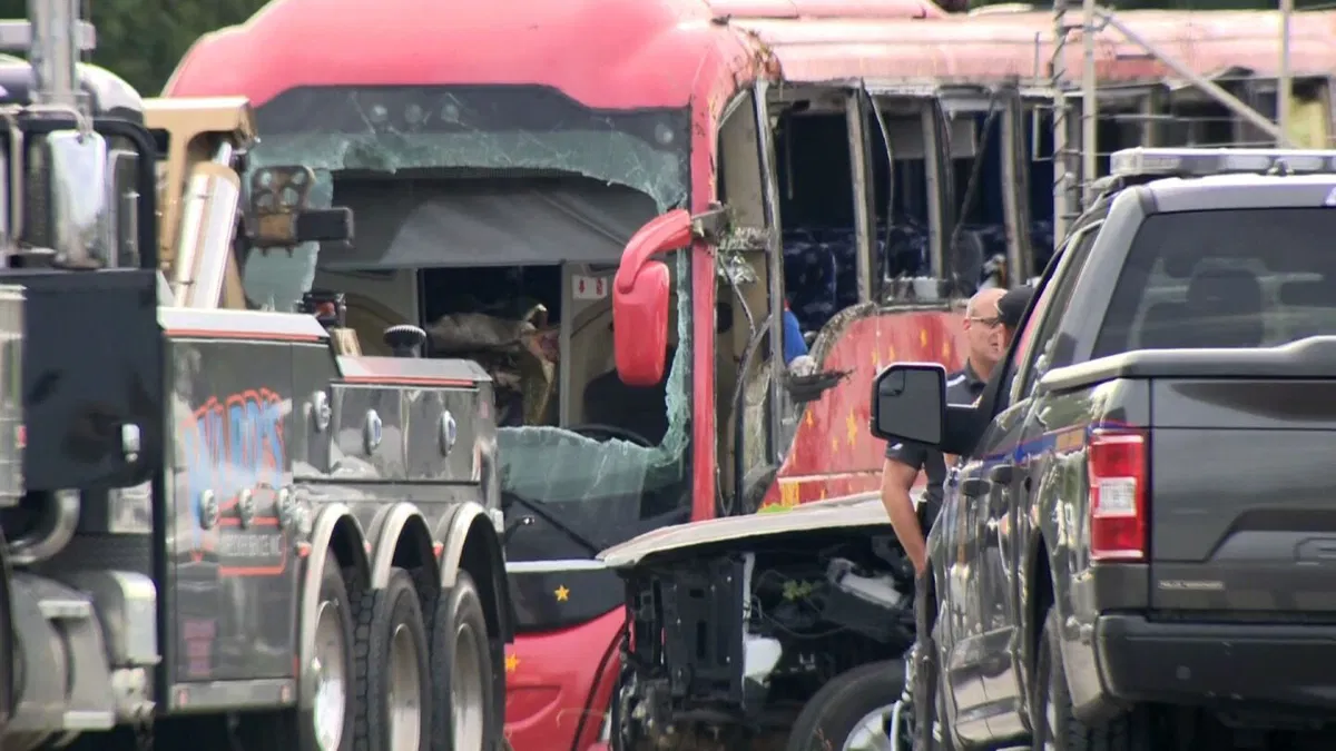 Aksident i rëndë/ Autobusi me turistë përplaset me një kamion, 7 persona të vdekur në SHBA
