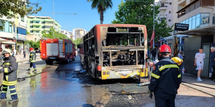 Momente paniku në Durrës, autobusi merr flakë ndërkohë që pasagjerët ishin brenda