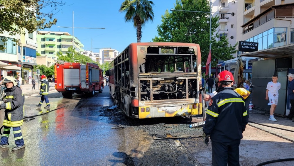 Momente paniku në Durrës, autobusi merr flakë ndërkohë që pasagjerët ishin brenda