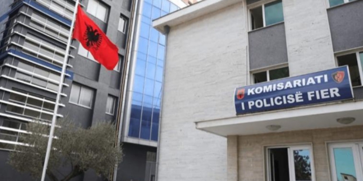 Tentuan të vrisnin me sëpatë 58-vjeçarin në Fier, arrestohet babai, në kërkim i biri