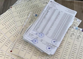 Pranuan se fletët e votimit në lokalin në Peqin s’kishin vulën e KQZ-së, PD kërkon hetim ndërkombëtar