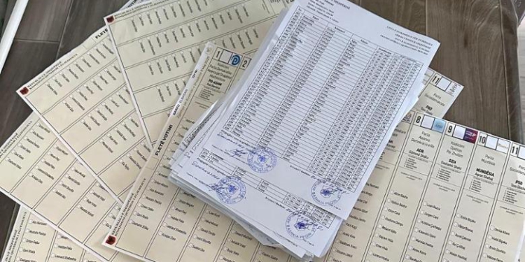 Pranuan se fletët e votimit në lokalin në Peqin s’kishin vulën e KQZ-së, PD kërkon hetim ndërkombëtar