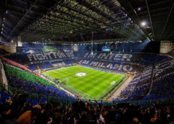 Surprizë në San Siro: Kush është kandidati për deputet që u shfaq papritur në stadium gjatë Inter–Barcelona?