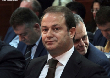 “Më erdhi në banesë për votën”, qytetari kallëzon në polici kandidatin e PD, Gjin Gjoni!