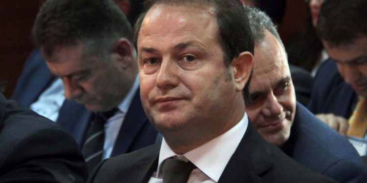 “Më erdhi në banesë për votën”, qytetari kallëzon në polici kandidatin e PD, Gjin Gjoni!