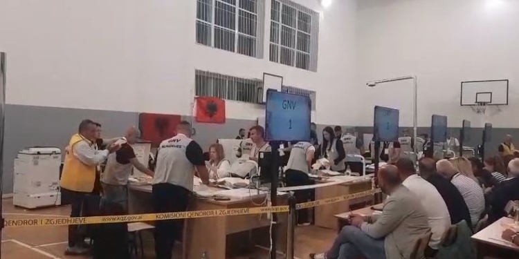 Numërohen 3 kuti votimi në Himarë, kryeson PS-ja