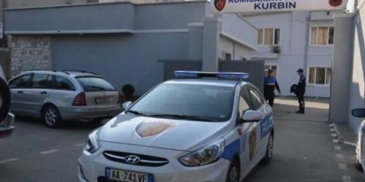 Aksident në Kurbin, shoferja humb kontrollin e mjetit, përplas dy këmbësorë dhe shitësen ambulante