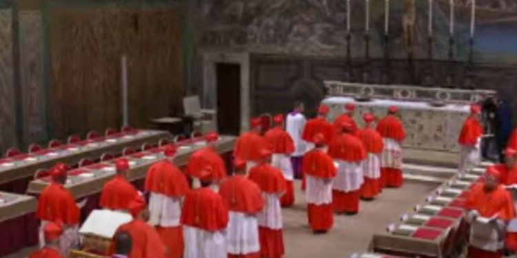 Zgjedhja e Papës së ri/ 133 kardinalët izolohen në Kapelën Sistine. Tymi i parë pritet brenda dy orësh