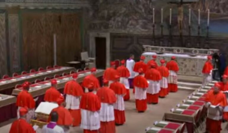 Zgjedhja e Papës së ri/ 133 kardinalët izolohen në Kapelën Sistine. Tymi i parë pritet brenda dy orësh