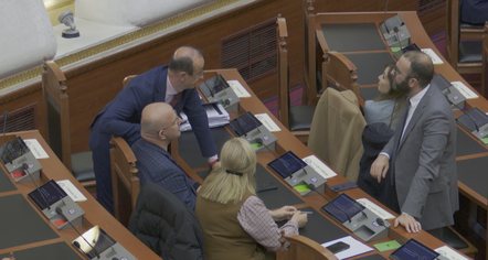 Mall për sallën apo për debat? Spiropali thërret deputetët e vjetër për 5 minuta seancë
