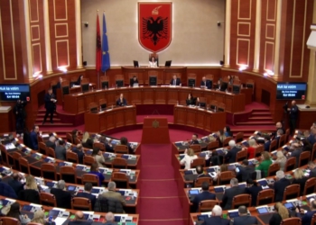 KUVENDI LIVE! Nis seanca me deputetët e “vjetër”, priten përplasje për 11 Majin