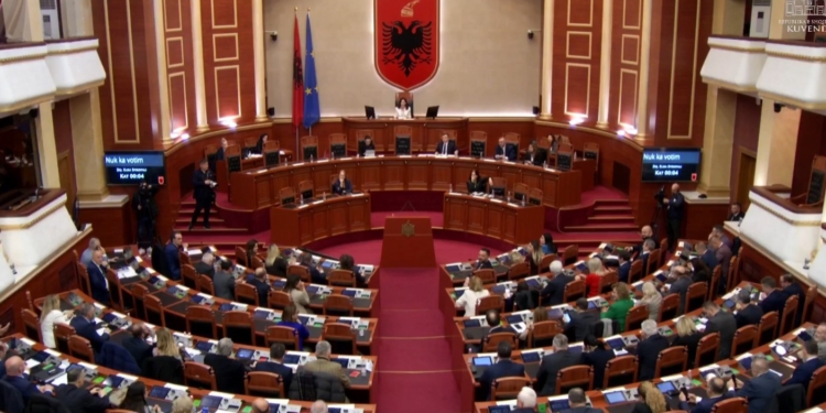 KUVENDI LIVE! Nis seanca me deputetët e “vjetër”, priten përplasje për 11 Majin
