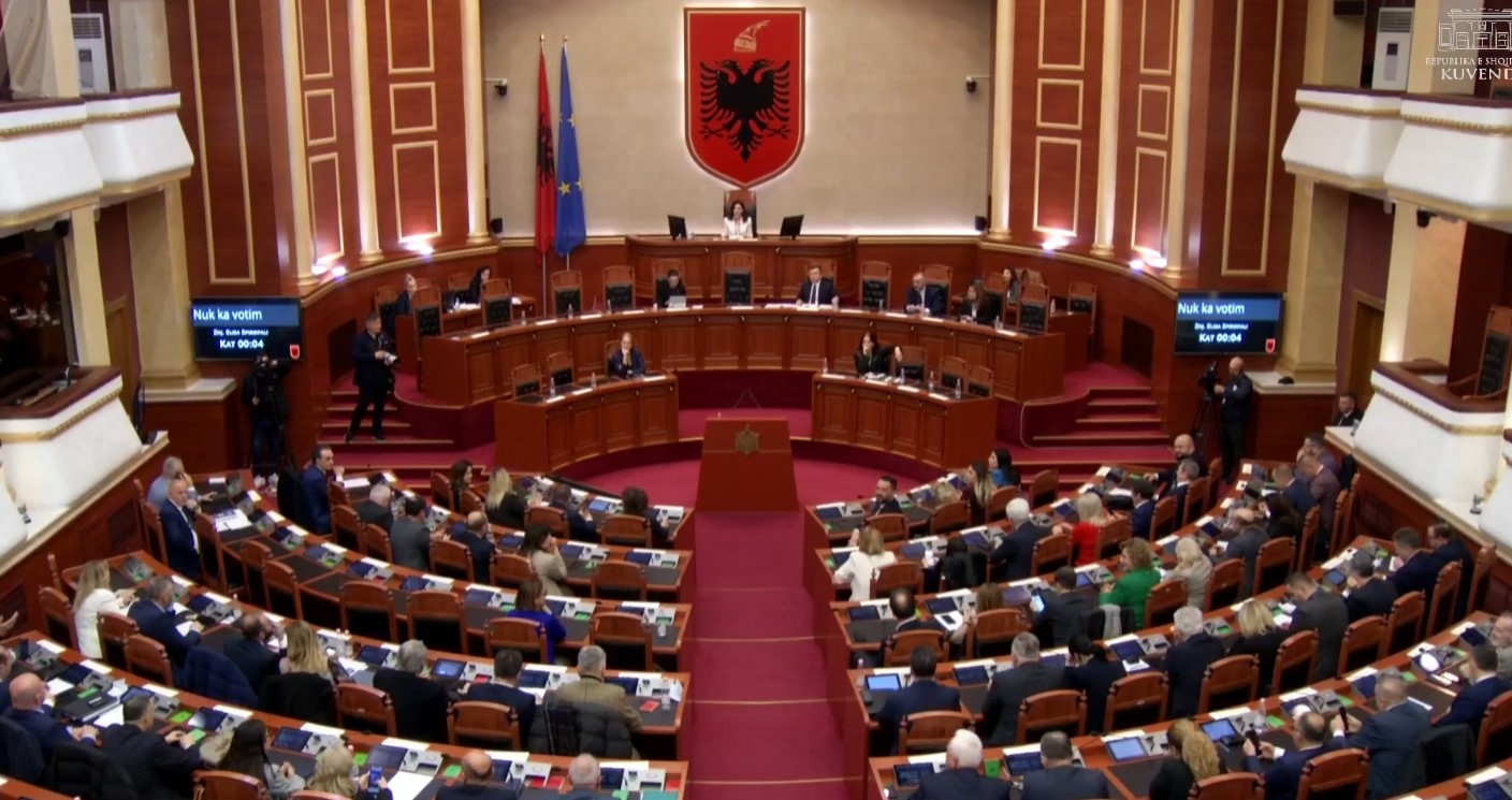 KUVENDI LIVE! Nis seanca me deputetët e “vjetër”, priten përplasje për 11 Majin
