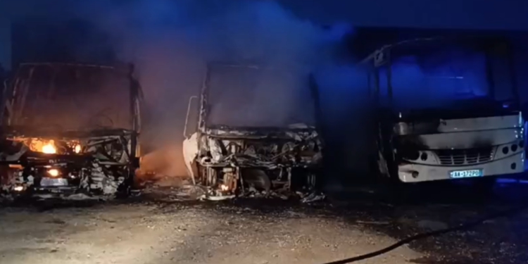 Shkrumbohen nga flakët 4 autobusë në Lushnje, reagon Policia