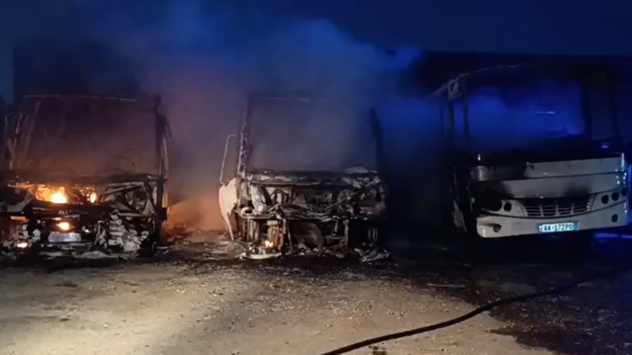 Shkrumbohen nga flakët 4 autobusë në Lushnje, reagon Policia