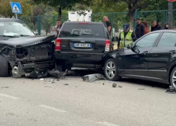 VIDEO / Katër makina bëhen ‘përshesh’ në Fier, dy persona dërgohen me urgjencë në spital!