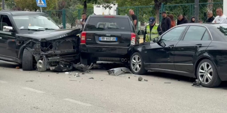 VIDEO / Katër makina bëhen ‘përshesh’ në Fier, dy persona dërgohen me urgjencë në spital!