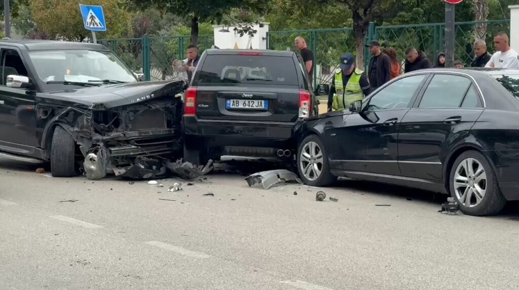 VIDEO / Katër makina bëhen ‘përshesh’ në Fier, dy persona dërgohen me urgjencë në spital!