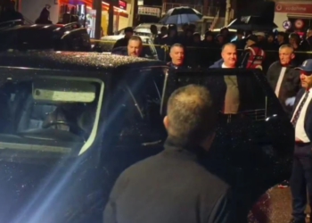 Dibër, dy kandidatët e Berishës ndalojnë 3 makina me pretendimin se po blihen vota për PS! Denoncimi: Njëri qëlloi me armë në ajër! Policia: E pavërtetë!