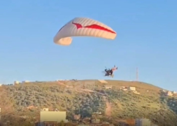 VIDEO / Prag tragjedie në Himarë, parashutisti bie keq në bregdet, shikoni momentin e frikshëm