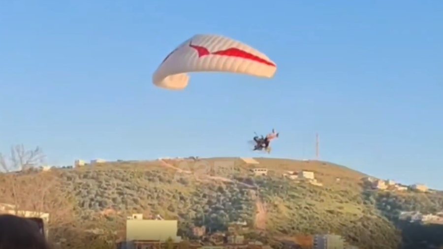 VIDEO / Prag tragjedie në Himarë, parashutisti bie keq në bregdet, shikoni momentin e frikshëm