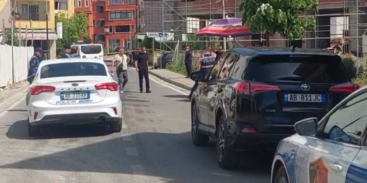 Konflikti me armë la pesë të plagosur në Laç/ Autorët djegin makinën në Balldre