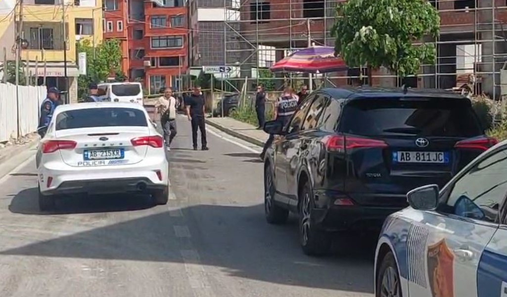 Konflikti me armë la pesë të plagosur në Laç/ Autorët djegin makinën në Balldre