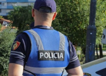 Iu fut në shtëpi adoleshentes, e goditi me shpullë dhe tentoi ta marrë me forcë, arrestohet 38-vjeçari në Gramsh