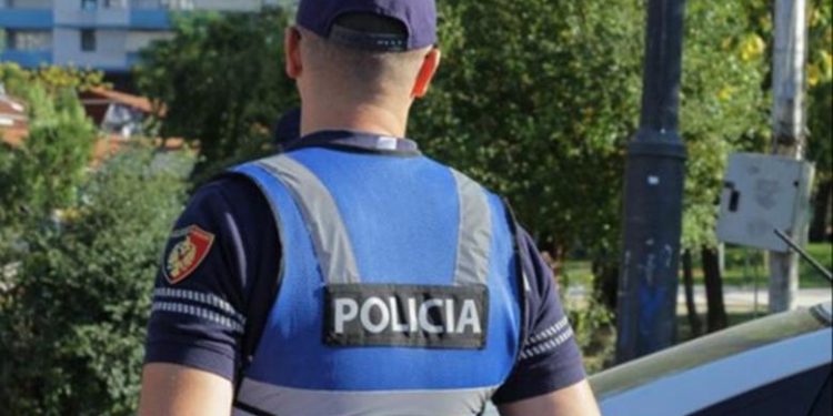 Iu fut në shtëpi adoleshentes, e goditi me shpullë dhe tentoi ta marrë me forcë, arrestohet 38-vjeçari në Gramsh