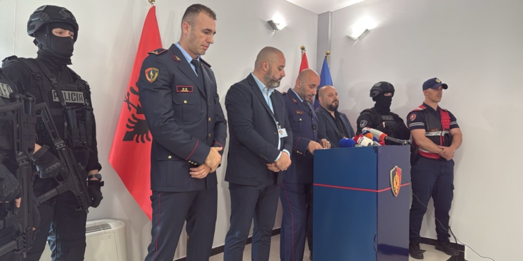 Policia zbardh “Enigmën”: Arrestohet i kërkuari me 25 emra dhe 6 të tjerë! Aksioni, në një lokal te Gjiri i Lalzit