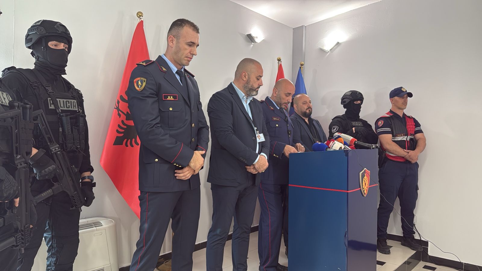 Policia zbardh “Enigmën”: Arrestohet i kërkuari me 25 emra dhe 6 të tjerë! Aksioni, në një lokal te Gjiri i Lalzit