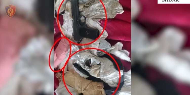Mbanin në banesë municion luftarak, arrestohet 30-vjeçari në Shijak, shpallet në kërkim babai i tij