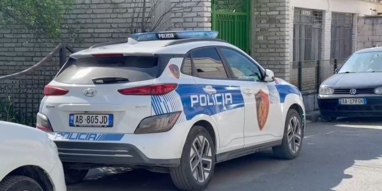 Nuk i ndalon policisë në Kukës, 31-vjeçari përplaset me makinën e parkuar
