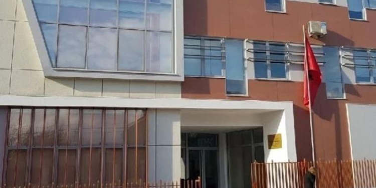 Lejuan shtrimin e rrugëve në Belsh në funksion të fushatës elektorale, Prokuroria ndalon 4 persona