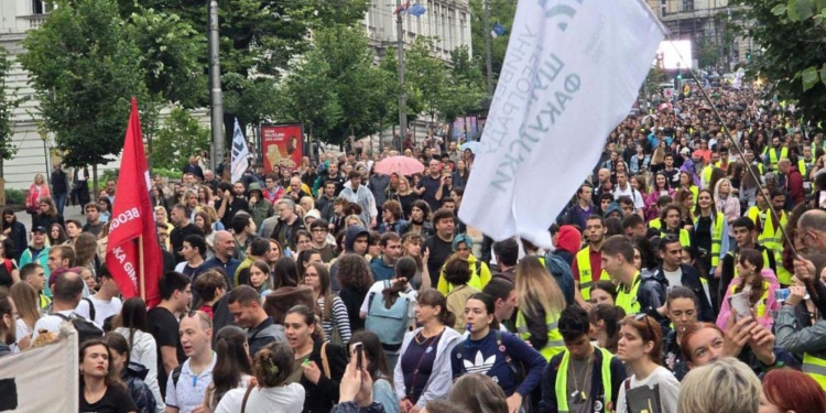 “Çohu Serbi”/ Protestë masive e studentëve në 32 qytete serbe, do të bllokohen dy ura në Beograd