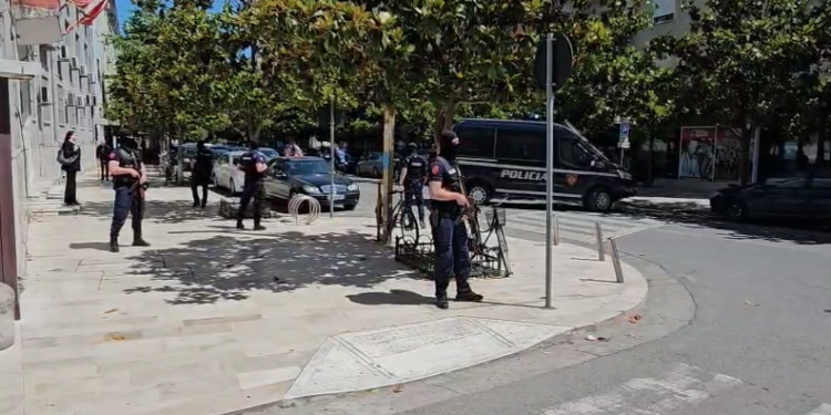 Nën masa të rrepta sigurie/ “Akili” me shokë para gjykatës, pritet të njihen me masën e sigurisë