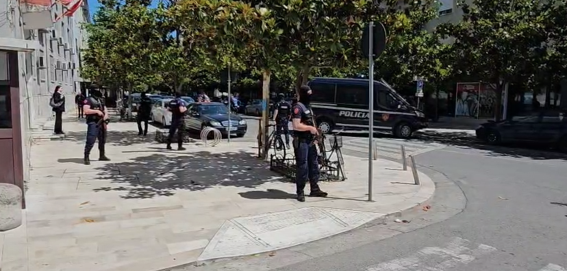Nën masa të rrepta sigurie/ “Akili” me shokë para gjykatës, pritet të njihen me masën e sigurisë