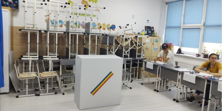 Rumunët iu drejtohen kutive të votimit pas anulimit të zgjedhjeve presidenciale