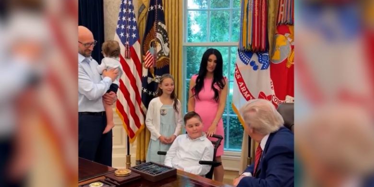 Trump pret në Zyrën Ovale familjen shqiptare, dhurata e veçantë për djaloshi me aftësi të kufizuara