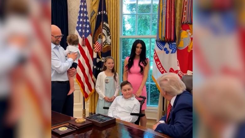 Trump pret në Zyrën Ovale familjen shqiptare, dhurata e veçantë për djaloshi me aftësi të kufizuara