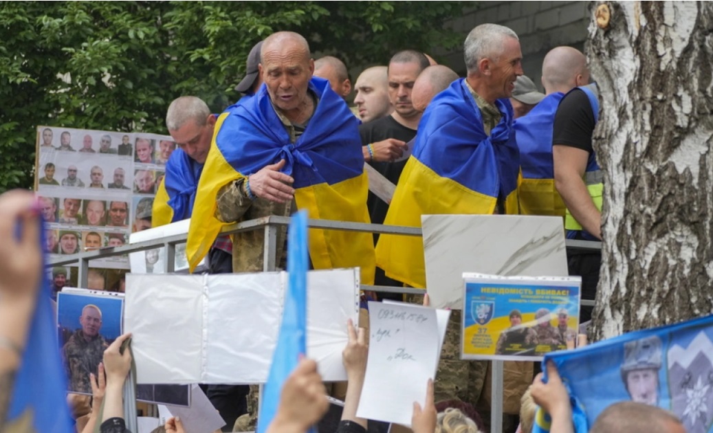1000 të burgosur ukrainas kthehen në shtëpi, Zelensky: Do t’i sjellim të gjithë robërit në atdhe