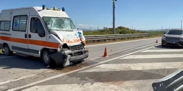 Aksident i rëndë në aksin Fier-Lushnje, kamioni përplase me ambulancën, plagosen katër persona. Dy prej tyre…