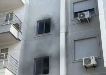 Përfshihet nga zjarri një pallat në Radhimë, bllokohen hyrjet dhe daljet e banorëve
