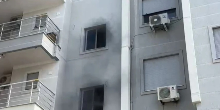 Përfshihet nga zjarri një pallat në Radhimë, bllokohen hyrjet dhe daljet e banorëve