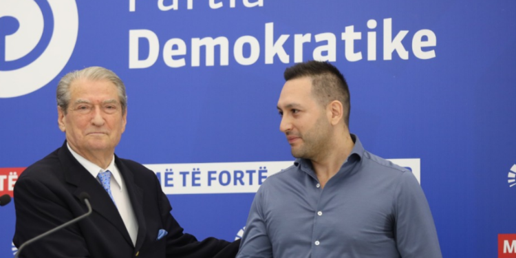 Zyrtari i Berishës: Shqiptarët i kapin gjërat me vonesë, por flladi i ndryshimit po fryn! Do bëhemi konservatorë