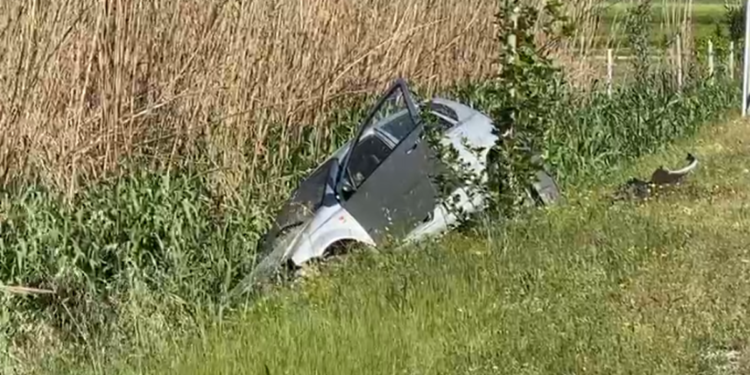Makina bie në kanal, plagosen tre persona, shoferi dhe dy anglezë