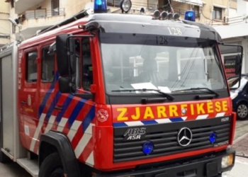 Flakët shkrumbojnë shtëpinë në Korçë, shkak dyshohet një defekt në rrjetin elektrik