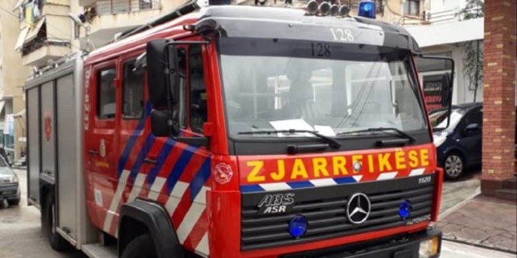 Flakët shkrumbojnë shtëpinë në Korçë, shkak dyshohet një defekt në rrjetin elektrik