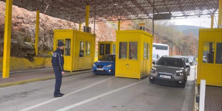 Kontrabandë alkooli nga Greqia, ‘Drinks’ prangos shoferin! Nën akuzë edhe 3 doganierët e Kapshticës