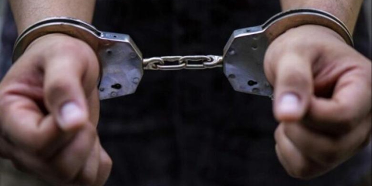 I mori me dhunë portofolin dhe celularin një personi, arrestohet 28-vjeçari në Durrës